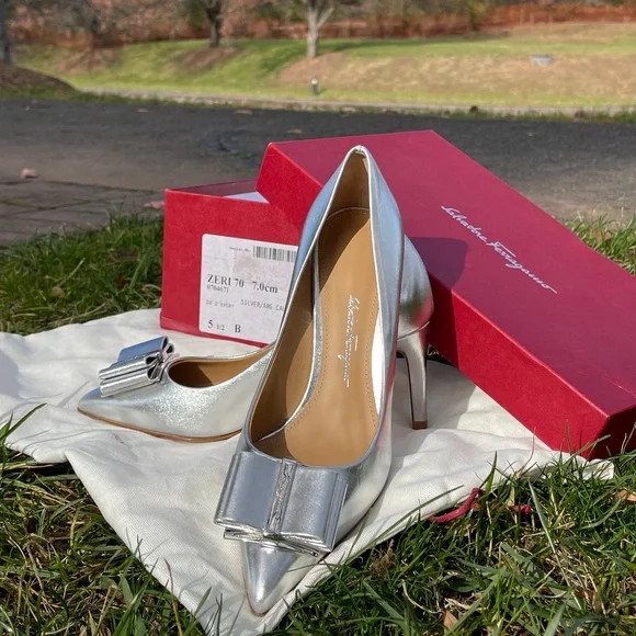 SALVATORE FERRAGAMO Zeri Metallic Bow Pumps In Silver